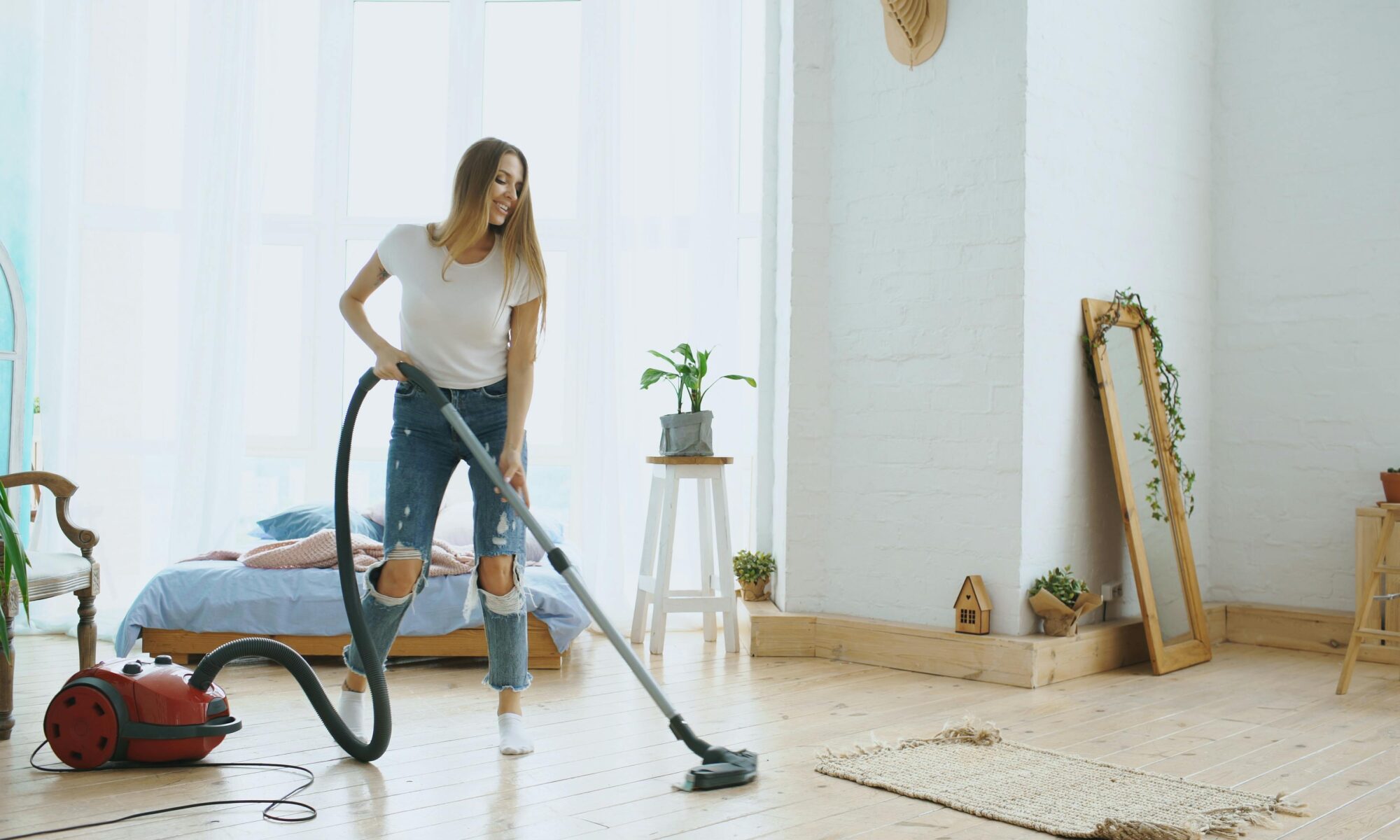 Frau beim Stau saugen