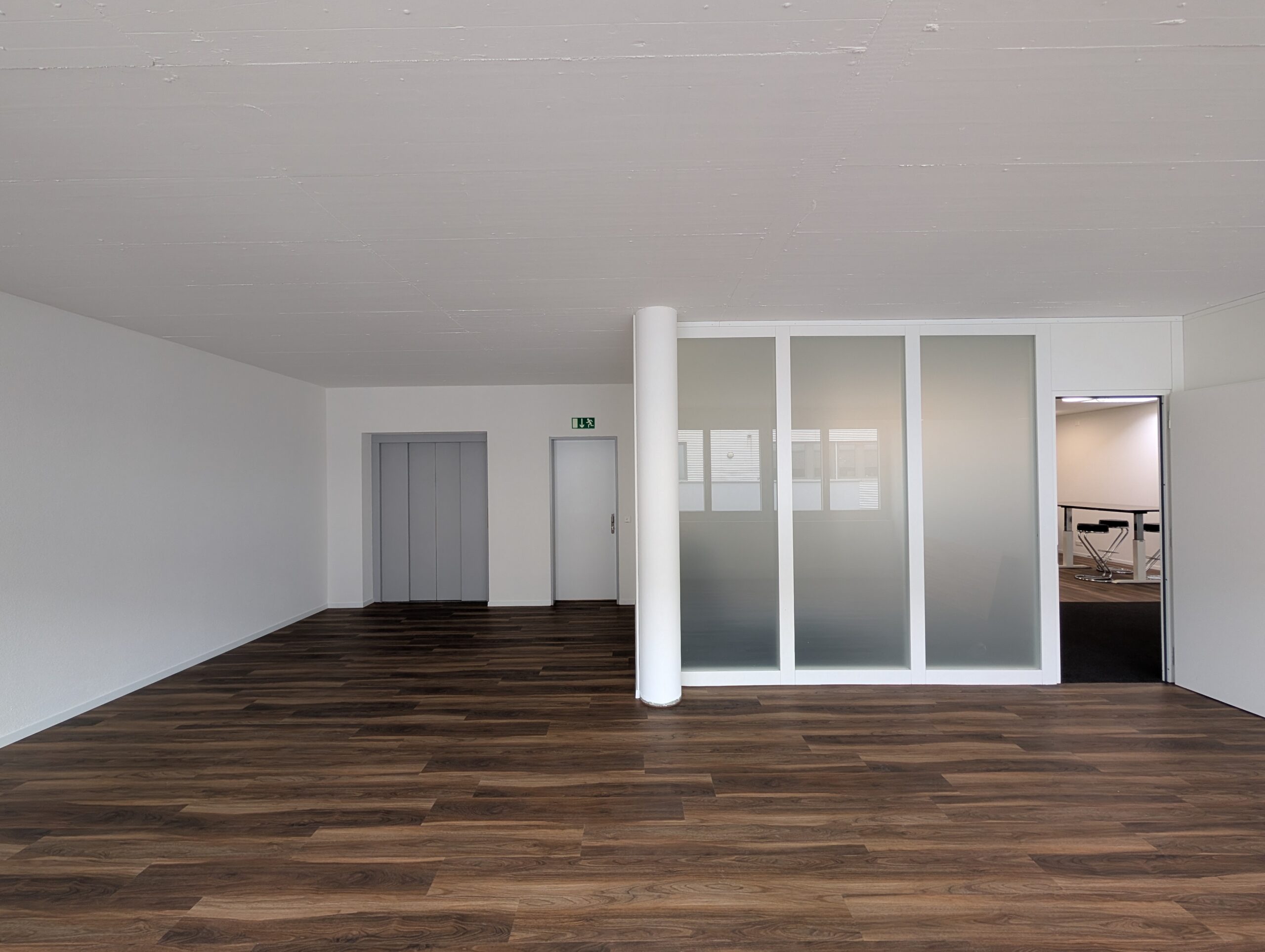 Büroräume für KMU und Start-ups -  Industriestrasse 1, Inwil - Helles Büro mit Warenlift